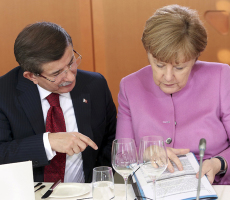Турецкий премьер Ахмет Давутоглу и канцлер Германии Ангела Меркель. Фото: REUTERS/Adam Berry/Pool